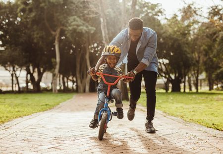 Comment apprendre à faire du vélo à mon enfant ?