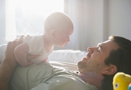 Votre bébé adore la voix de sa maman, mais il apprend le vocabulaire grâce à son papa, selon cette étude !