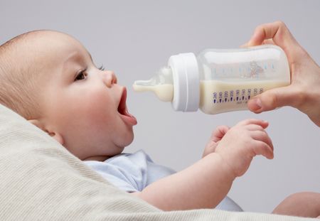 Quelle quantité de lait pour le biberon de bébé ?