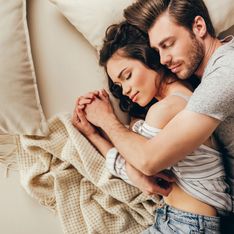 Dormire abbracciati: i benefici e le posizioni segno di una coppia felice