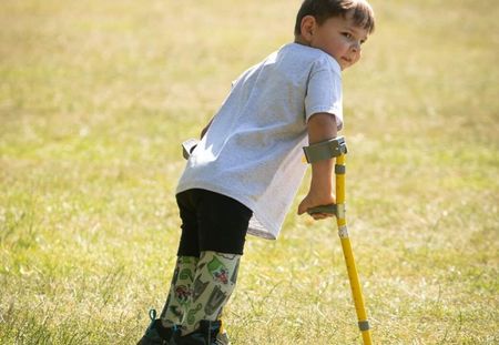 Cet enfant de 5 ans a marché 10 km avec deux prothèses pour récolter des fonds