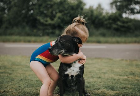 Les enfants qui vivent avec un chien font moins de colères, c'est cette étude qui le dit