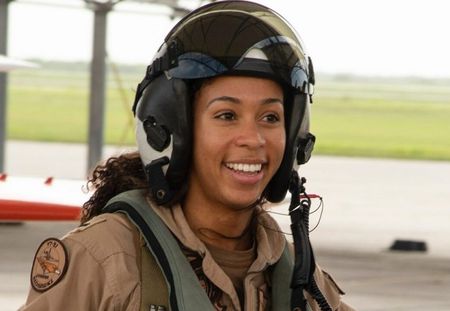Madeline Swegle devient la première pilote de chasse afro-américaine dans la Navy