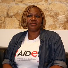 Comment AIDES soutient les personnes séropositives en France depuis 1984