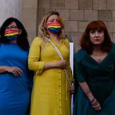 Pologne : Des députés habillés aux couleurs de l'arc-en-ciel pour protester contre le président