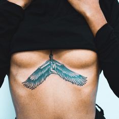 Tatuaggi sotto il seno: breve guida al tattoo del momento