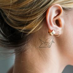 Tatuaggio dietro l'orecchio: una nuova arma di seduzione?