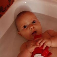 Le bain libre de bébé : comment le pratiquer en toute sécurité ?