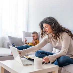 Laut Arbeitgeber: Das solltet ihr beim Homeoffice (mit Kindern) beachten...