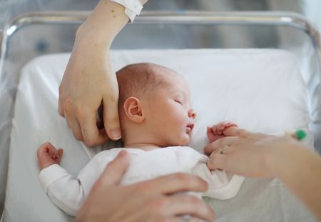 Césarienne : mélanger des matières fécales dans le lait maternel permettrait de renforcer le système immunitaire des bébés
