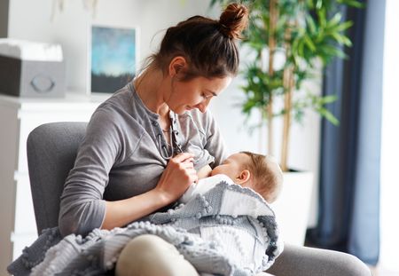 Positions d'allaitement : laquelle adopter pour donner le sein à bébé ?