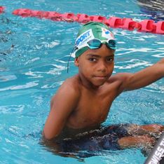 À 12 ans, il multiplie les traversées record à la nage pour la bonne cause