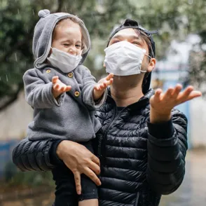 Maskenhygiene im Herbst: Weniger Schutz durch Regen?