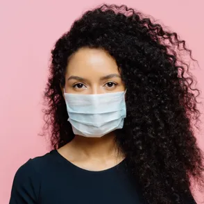 Schmerzende Ohren & beschlagene Brille: Diese Masken-Tricks helfen!