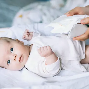 Wickelauflagen: So liegt dein Baby beim Windeln wechseln bequem