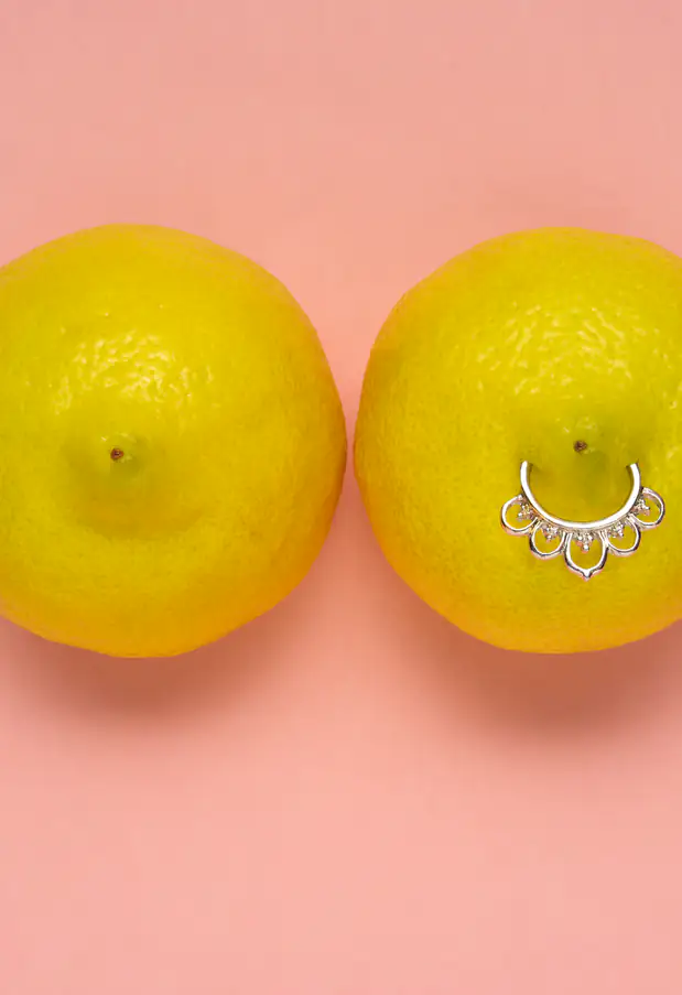 Todo sobre el piercing en el pez&oacute;n, la joya del pecho...