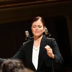 « J’ai réalisé que le fait d’être une femme a ralenti mon parcours » : Debora Waldman, première femme directrice d’orchestre de France