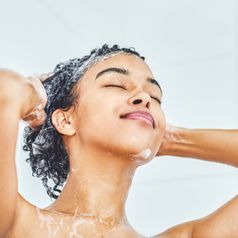 Gut für die Kopfhaut? So effektiv ist ein Haarpeeling wirklich