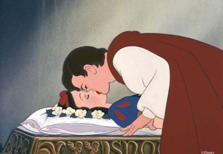 Le baiser subi par Blanche Neige fait polémique à Disneyland