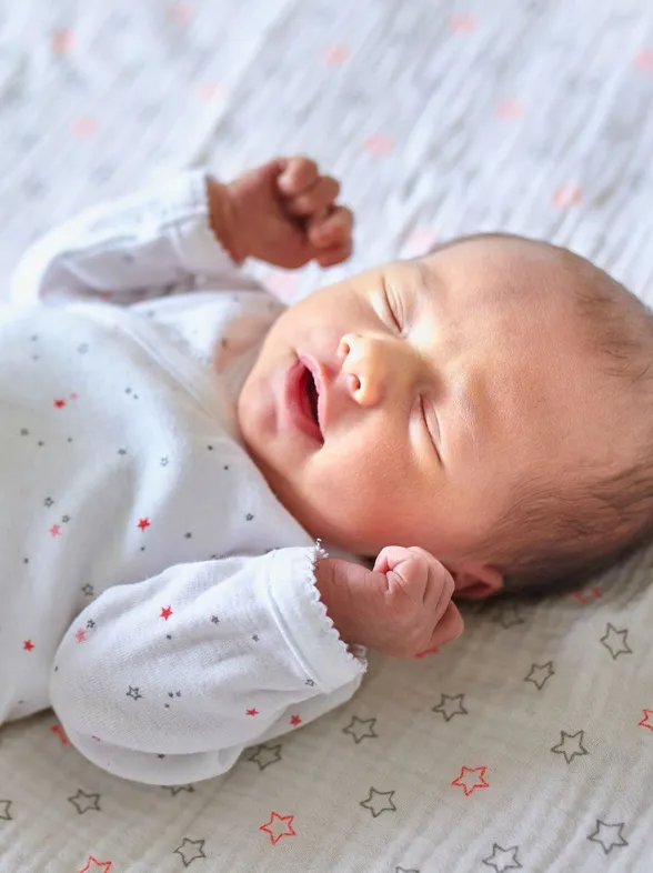 Beistellbetten für Babys: Weshalb ein Zustellbett total praktisch ist!