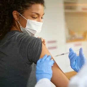 Corona-Impfung: Wie beeinflusst sie die Menstruation?