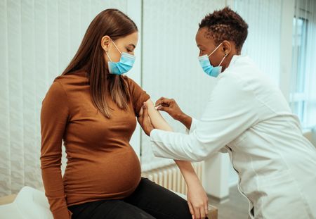 Pass sanitaire : un assouplissement pour les femmes enceintes non vaccinées ?