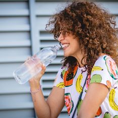 Bere tanta acqua: benefici e controindicazioni