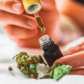 CBD-Öl: Wie man es einsetzt & worauf man beim Kauf achten sollte