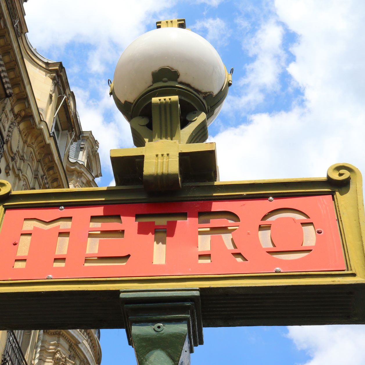 Paris : elle accouche dans le métro, son bébé voyagera gratuitement pendant 25 ans