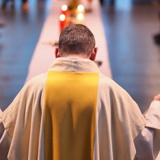 Qui est père Matthieu, le curé star qui défend l'homosexualité et divise l’Église ?