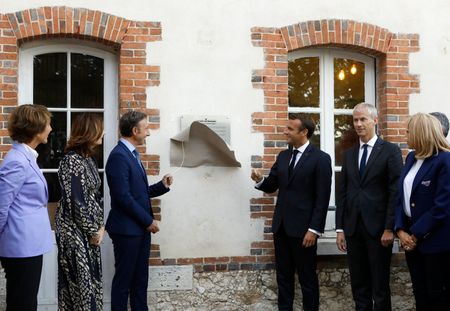 Stéphane Bern, Patrick Sébastien, Michel Drucker, Emmanuel Macron très proche des stars de la télévision