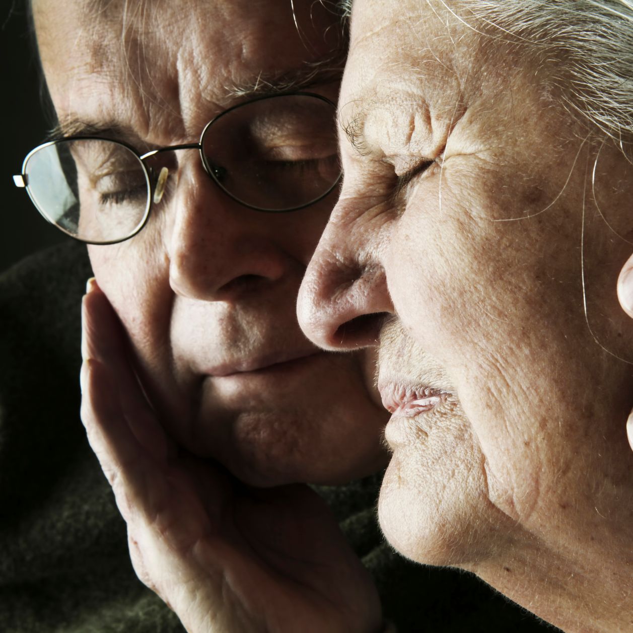 Diseased people. Diseased people. старческие мужские руки. пожилой мужчина. альцгеймера фото.