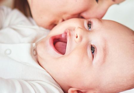 7 signes qui vous indiquent que la première dent de votre bébé va bientôt sortir