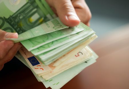 Contrat engagement jeune : qui est concerné par ce revenu mensuel de 500 euros ?