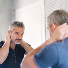 Cheveux gris homme : une mode qui ne s'essouffle pas