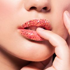Rouge à lèvres à paillettes : la tendance maquillage à adopter pour les fêtes