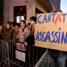 De nouvelles manifestations anti Cantat devant un théâtre : Il l'a tuée et vous l'applaudissez !