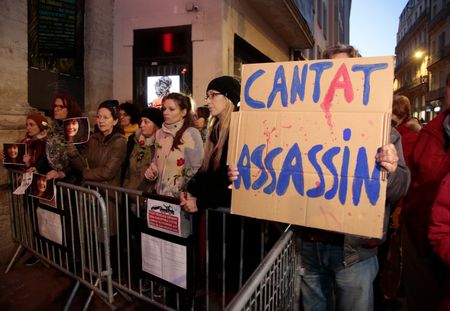 De nouvelles manifestations anti Cantat devant un théâtre : Il l'a tuée et vous l'applaudissez !