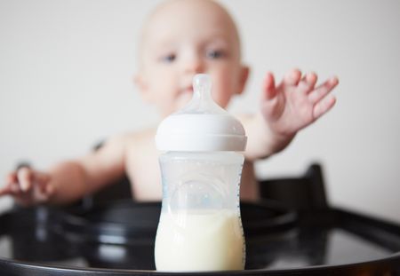 Quelle quantité de lait donner à votre bébé de 3 mois ?