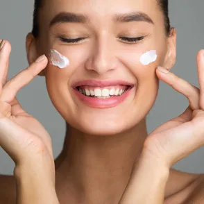 Wunderwaffe gegen Falten: Diese Anti-Aging-Creme setzt auf Retinol und CBD