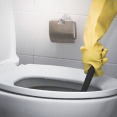 Détartrer les toilettes : astuces naturelles pour retirer les taches marrons rapidement
