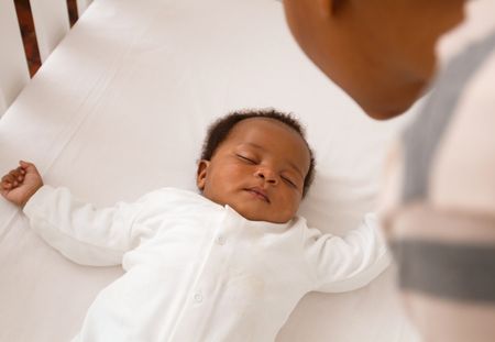 Sommeil du nourrisson : à partir de quand bébé fait-il ses nuits ?