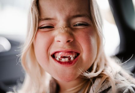 Quand les dents de lait de mon enfant vont-elles tomber ?