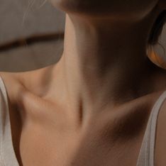 Boutons dans le cou : cause, traitement et conseils pour retrouver une peau saine
