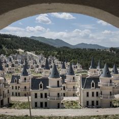 Insolite : un village abandonné composé de 700 châteaux façon Disney