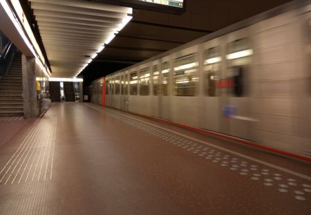 Bruxelles : un homme pousse délibérément une femme sur les voies du métro !
