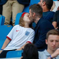 David Beckham al centro della polemica: è giusto baciare in bocca i propri figli?