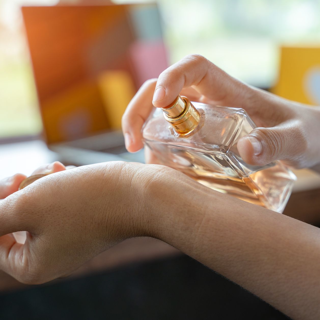 Parfum : voici où il faut l’appliquer pour qu’il tienne toute la journée