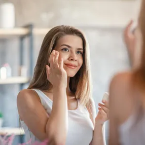 Anti-Aging unter 20€: Diese Augencreme geht gerade viral