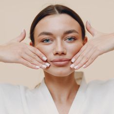 Yoga du visage : 3 mouvements d'auto-massage pour tonifier sa peau
